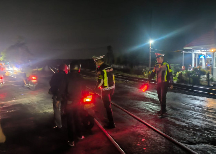 Siaga Ekstra di Jalur Tengkorak, Polres Nganjuk Siagakan Ambulans Khusus di Perlintasan KA Bagor