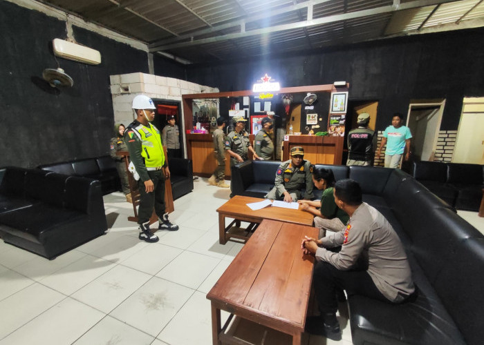 Sidak Bersama Tim Gabungan,  Satpol PP Sampaikan Sosialisasi  Kepada Pemilik Cafe