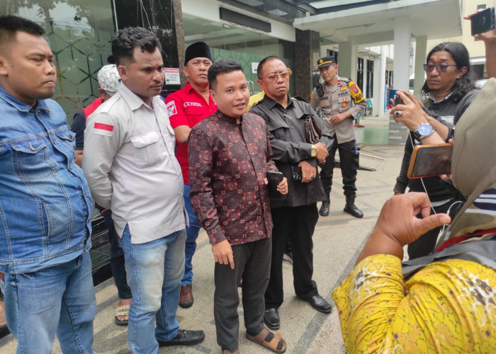 Polsek Gayungan Kawal Aksi Unjuk Rasa di Kejati Jatim