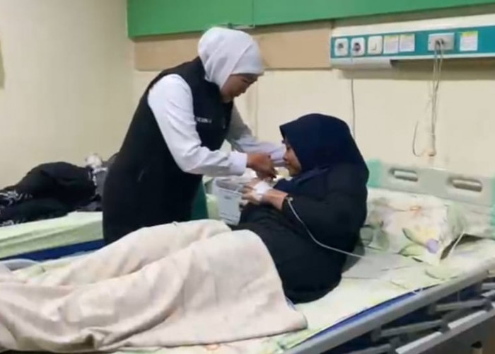 Khofifah Cek Kondisi Pasien Keracunan MBG di RSI Siti Hajar Sidoarjo, 24 Orang Diprediksi Pulang Sore Ini