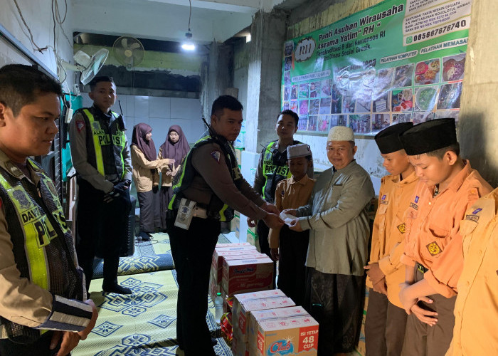 Jumat Berkah, Satlantas Polres Gresik Berbagi Kebaikan di Pondok Pesantren