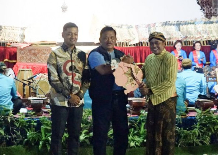 Gelar Wayang Kulit Semalam Suntuk, Pemkab Nganjuk dan Kodim 0810 Rayakan HUT Ke-80 TNI