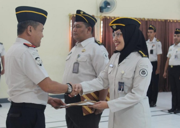 Lapas Jember Sematkan Kenaikan Pangkat kepada Dua Pegawai, Golongan III/b dan IV/b