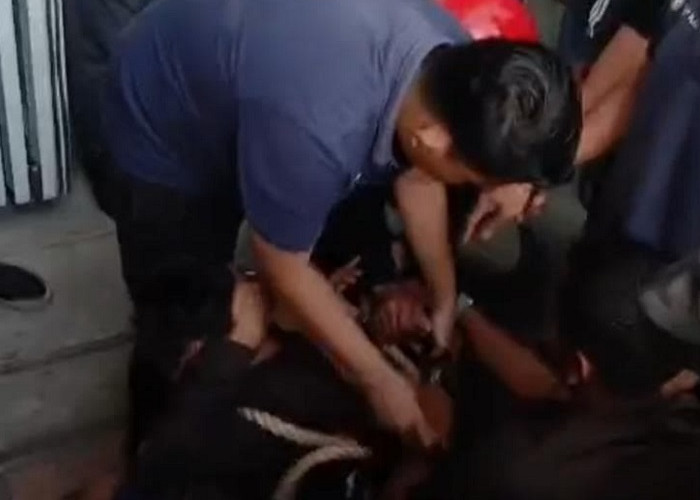 Dua Bandit Kepergok Curi Honda Vario di Parkiran Showroom, Sontak Jadi Bulan-Bulanan Warga Surabaya