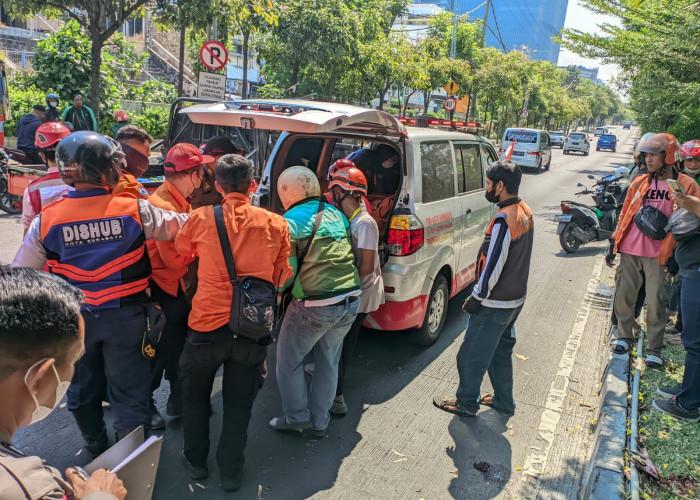 Pengendara Beat Tewas Tabrak Pohon di Mayjen Sungkono Surabaya