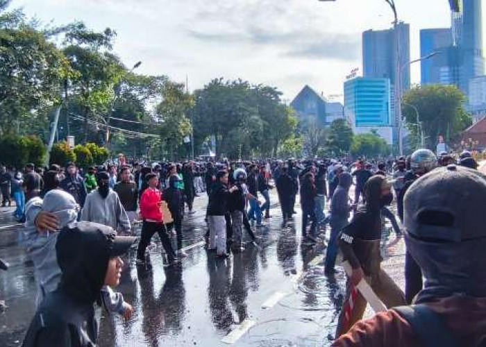 Massa Aksi di Grahadi Ricuh, 'Hujan' Batu dan Ban Terbakar 