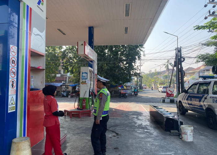 Antisipasi Kelangkaan, Polsek Tandes Gelar Patroli Rutin di SPBU Darmo Indah Timur