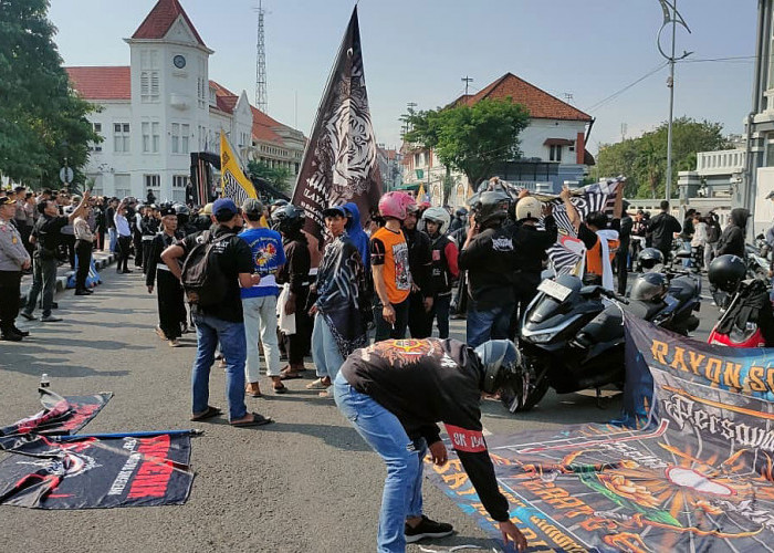 Jalan Jembatan Merah ditutup total, massa pesilat PSHT memadati area tersebut untuk menyampaikan aspirasinya lewat aksi damai. (Foto: Wendy Setiawan)