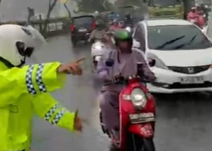 Pantang Surut Diguyur Hujan, Satlantas Polresta Malang Kota Urai Kepadatan di Kawasan Bug Gluduk