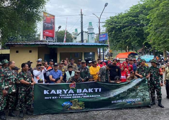 Polsek Simokerto Bersama 3 Pilar Gelar Kerja Bakti di Jalan Gembong, Wujudkan Lingkungan Bersih dan Sehat