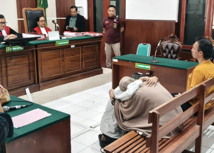 Curi Rp17 Juta Uang Ibu, Andy Menangis Minta Maaf di Ruang Sidang