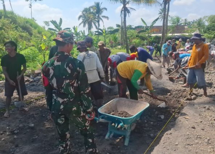 Babinsa Tambahrejo Bersama Warga Candipuro Perbaiki Jalan Dusun Krajan Lumajang