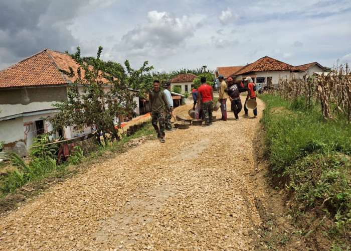 Bersama Warga, Satgas TMMD Kebut Pengaspalan Mandala