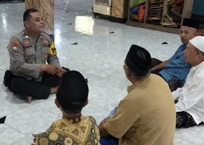 Bhabinkamtibmas Polsek Wiyung Sambang Warga di Masjid Al Karomah, Sosialisasikan Call Center 110