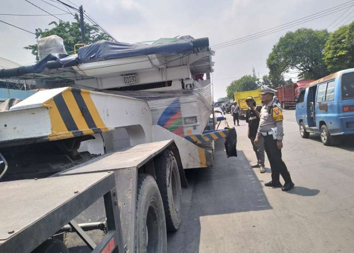 Satlantas Polres PelabuhanTanjung Perak Gencarkan Penertiban Truk di Kalimas Baru