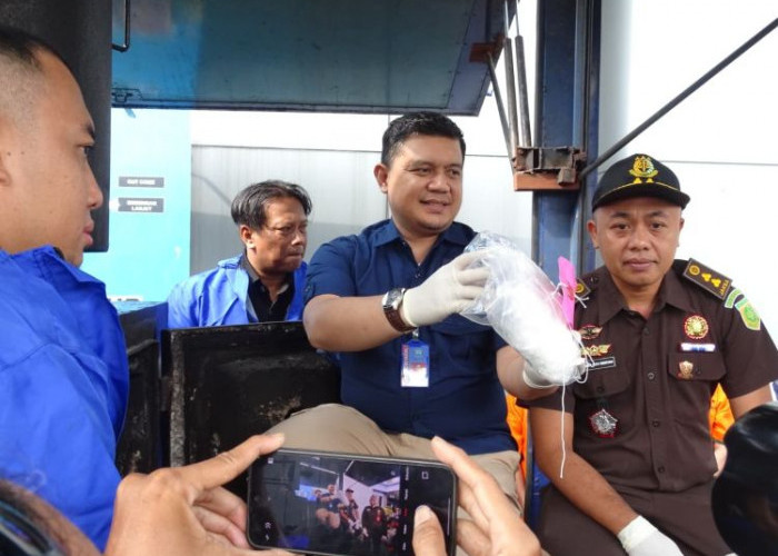 BNNP Jatim Musnahkan Sabu Hampir 1 Kilo Usai Bekuk Dua Kurir di Surabaya