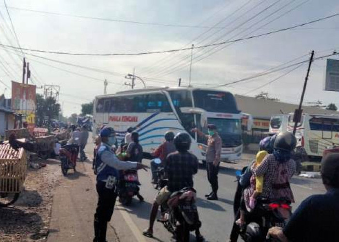 Laka Lantas Truk Fuso, Polsek Tanah Merah Sigap Urai Kemacetan Jalan Nasional