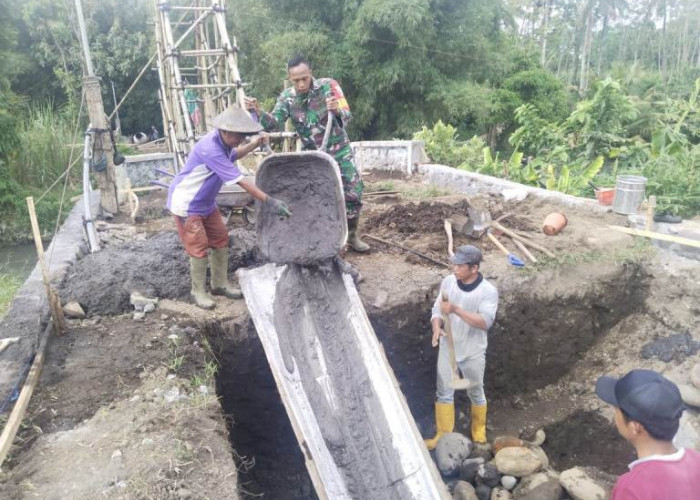Babinsa dan Warga Lumajang Bangun Jembatan Perintis Garuda di Kali Asem