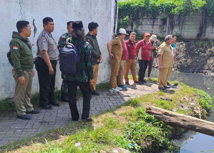 Antisipasi Banjir, Polsek Sukomanunggal Bersama DSABM Normalisasi Bozem Simo Jawar