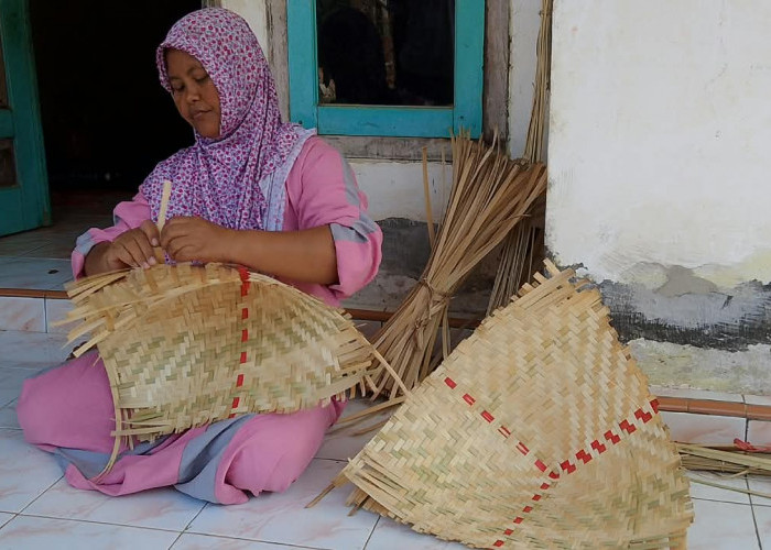 Setia Merawat Warisan Sang Ayah, Perjuangan Perajin Caping Bambu di Jember Menjaga Dapur Tetap Ngebul