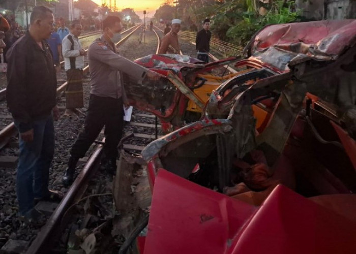 Kereta Api Wijaya Kusuma Tabrak Sedan Mogok hingga Terseret 1 Kilometer di Bangsalsari Jember
