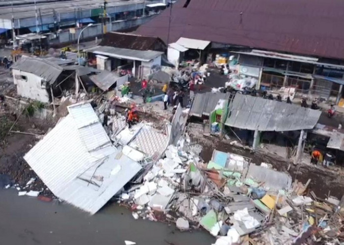 10 Kios di Bantaran Sungai Gembong Ambrol