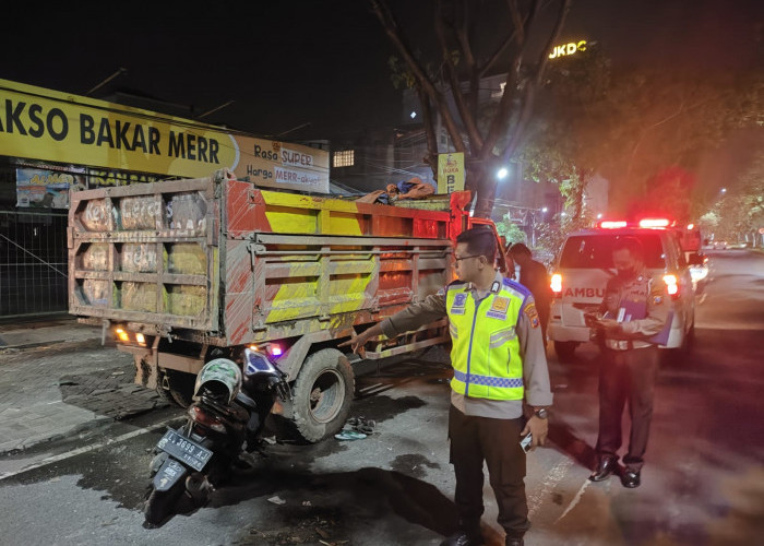 Pemotor Vario Hajar Truk Parkir di Merr, 1 Tewas, 1 Dilarikan ke RS