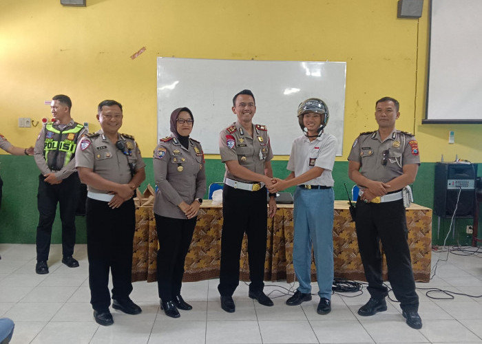Polres Lumajang Sambangi SMA PGRI, Beri Edukasi Literasi AI Sekaligus Sosialisasi Tertib Berlalu Lintas