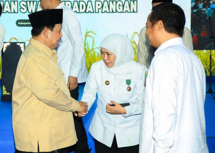 Presiden Prabowo Anugerahi Khofifah Satyalancana Wira Karya atas Swasembada Pangan Jatim