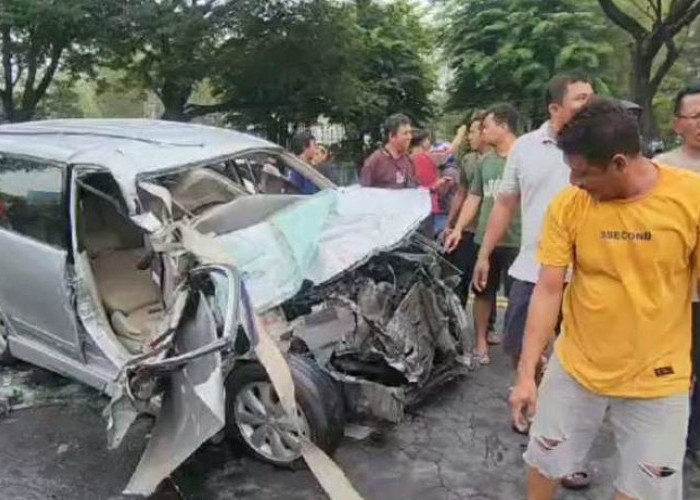 Nyalip Keluar Jalur, Avanza Tabrak Truk Tronton