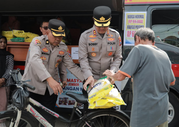 Ringankan Beban Warga, Polres Jember dan Bulog Gelar Gerakan Pangan Murah, Kapolres Ikut Layani Pembeli