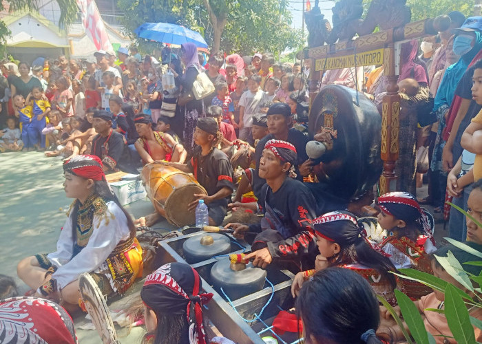 Gebyar HUT RI ke-79 di Kebraon, Senam Bersama dan Potong Tumpeng Meriahkan Acara Puncak