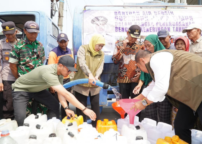 Krisis Air Lamongan Meluas ke 12 Kecamatan, Khofifah Salurkan 15 Ribu Liter Air Bersih