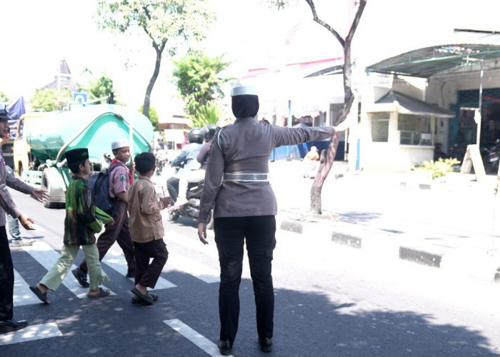 Srikandi Giri Tebar Berkah dan Tertib Lalu Lintas di Hari Jumat