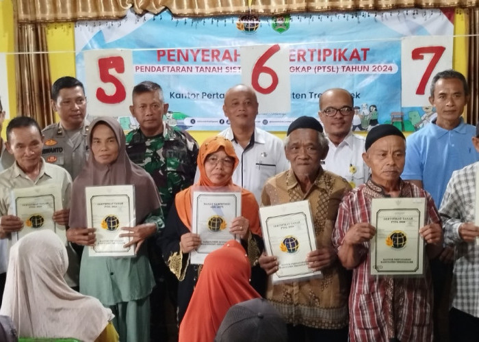 Ribuan Warga Kecamatan Panggul Terima Sertipikat Tanah Program PTSL