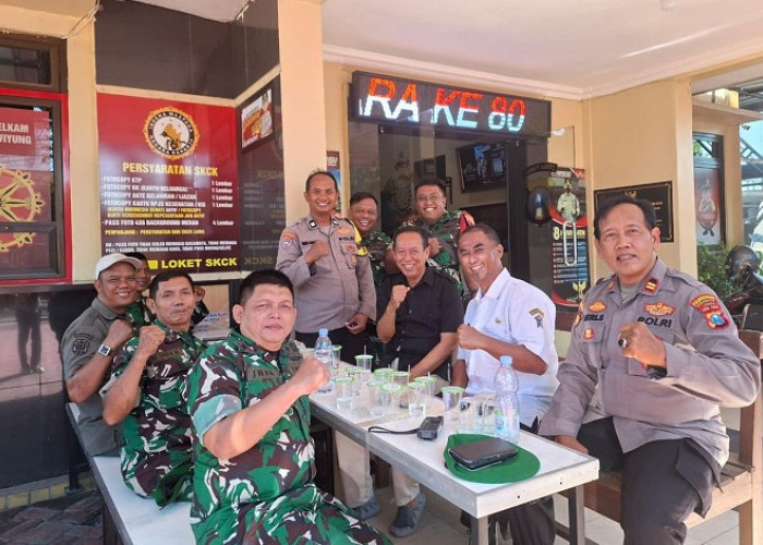 Sinergi Tiga Pilar, Muspika Wiyung Beri Kejutan Hari Bhayangkara Ke-80 di Polsek Wiyung