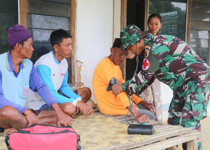 Tim Kesehatan TMMD 127 Kodim Sumenep Cek Kesehatan Warga