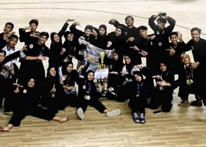 UKM Tapak Suci Cabang 19 Serahkan Piala Juara Umum Satu ke Rektor UM Surabaya