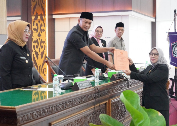 Pj Bupati Lumajang Hadiri Rapat Paripurna DPRD Bahas R-APBD 2025 dan Raperda 2024