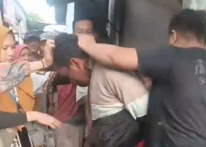 Gagal Gondol Motor Penjual Telur, Warga Grati Diamuk di Pasar Wonorejo