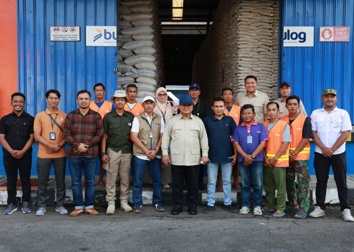 Sidak Gudang Bulog di Magelang, Presiden Prabowo Sapa dan Foto Bareng Pegawai