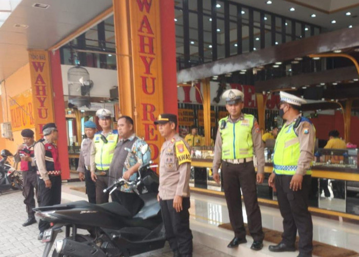 Polsek Pakal Patroli Kota Presisi di Toko Emas Wahyu Redjo Benowo