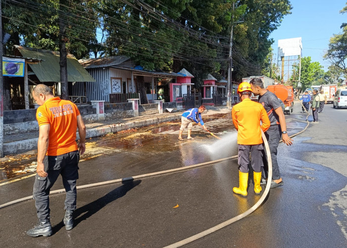 Jalan Nasional Berubah Jadi Perangkap Maut, Tumpahan Tebu Picu Kecelakaan Beruntun di Sukorambi