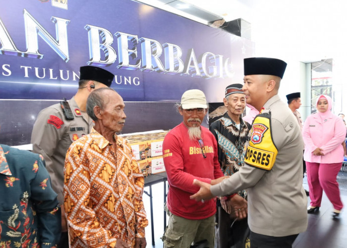 Polres Tulungagung Gelar Baksos, Bagikan Sembako dan Parsel Lebaran Kepada Ratusan Penggali Kubur dan Bilal Je