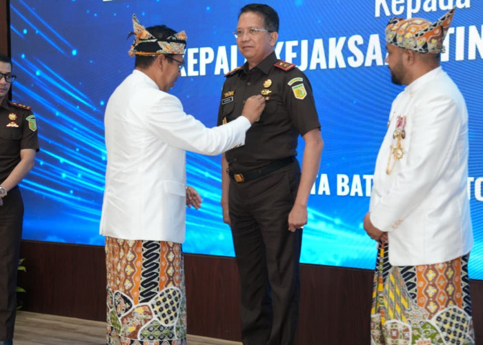 Pemkot Batu Anugerahkan Lencana Hakaryo Guno Mamayu Bawono kepada Kajati Jatim