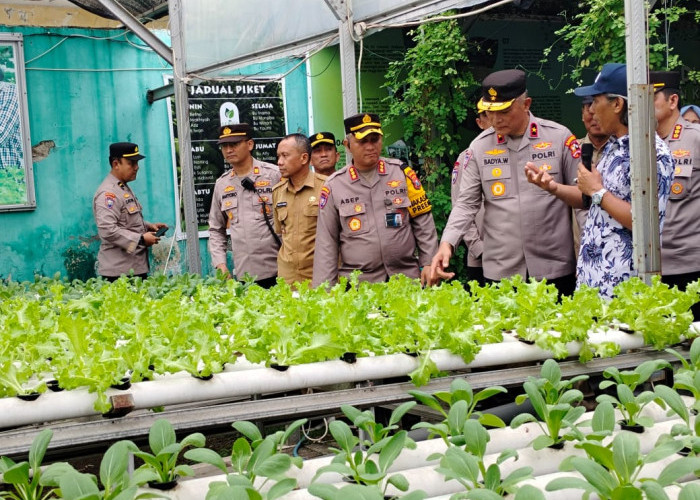 Polsek Wonocolo Kawal Kunjungan Dirbinpotmas di Kebun Serpis Hidroponik