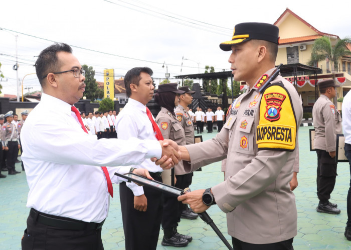 Kapolresta Banyuwangi Berikan Penghargaan kepada 43 Personel Berprestasi
