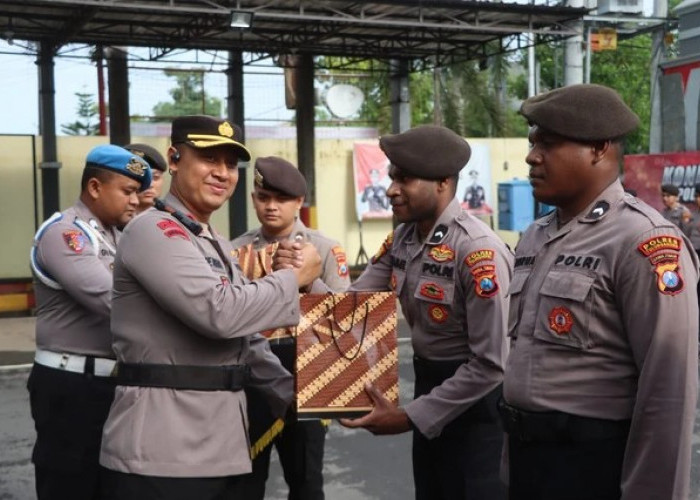 Penuh Haru, Polres Tulungagung Lepas Lima Bintara Asal Papua