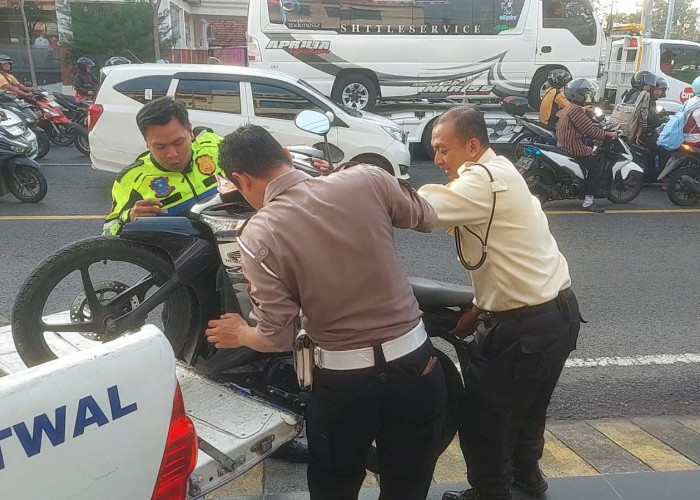 Diduga Sopir Ngantuk, Truk Tabrak Tiga Motor di Simpang Lima Tugu Pendekar Madiun, Satu Tewas