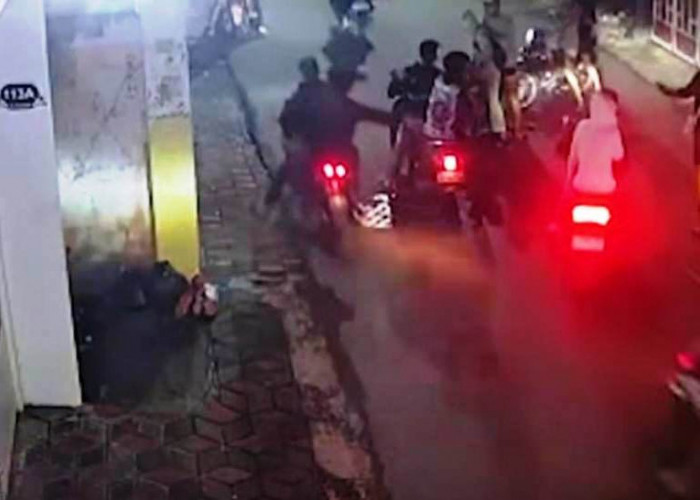 Aksi Puluhan Remaja Terekam CCTV di Jalan Karah Rampas Beat